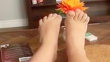 Naughty iranian girl displays her XXX feet while chilling in living room