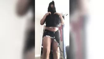 Stacked Arab mom with great XXX curves seductively dances at home
