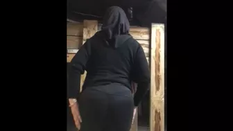 Mom in hijab seductively dances showing off her round XXX booty