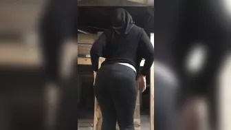 Mom in hijab seductively dances showing off her round XXX booty