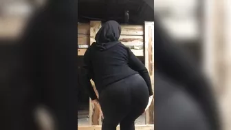 Mom in hijab seductively dances showing off her round XXX booty