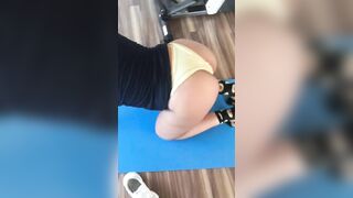 Muslim mom with big XXX booty does workout dressed in yellow thong