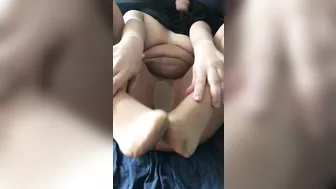 Amateur Egypt XXX model exposes feet covered with tight pantyhose