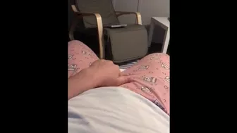 Aribic slut starts XXX show in the armchair as she puts a hand down there