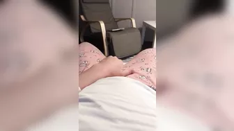 Aribic slut starts XXX show in the armchair as she puts a hand down there