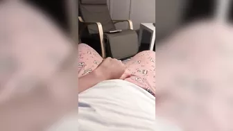 Aribic slut starts XXX show in the armchair as she puts a hand down there