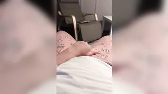 Aribic slut starts XXX show in the armchair as she puts a hand down there