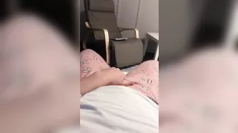 Aribic slut starts XXX show in the armchair as she puts a hand down there