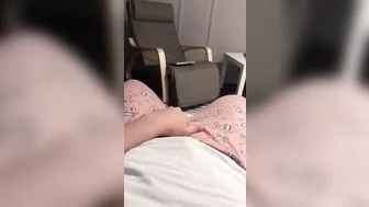 Aribic slut starts XXX show in the armchair as she puts a hand down there