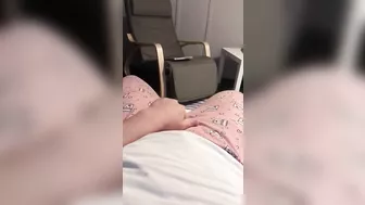 Aribic slut starts XXX show in the armchair as she puts a hand down there