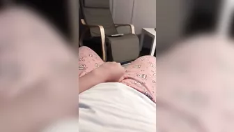 Aribic slut starts XXX show in the armchair as she puts a hand down there