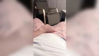 Aribic slut starts XXX show in the armchair as she puts a hand down there