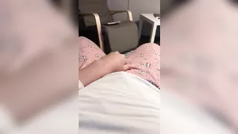 Aribic slut starts XXX show in the armchair as she puts a hand down there