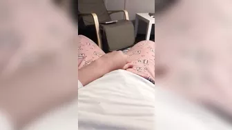 Aribic slut starts XXX show in the armchair as she puts a hand down there