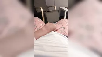 Aribic slut starts XXX show in the armchair as she puts a hand down there