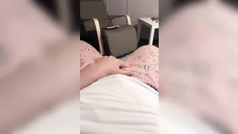 Aribic slut starts XXX show in the armchair as she puts a hand down there