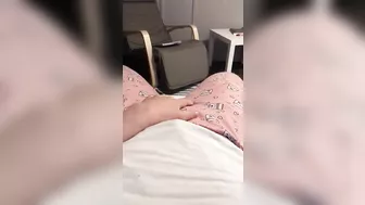 Aribic slut starts XXX show in the armchair as she puts a hand down there