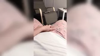 Aribic slut starts XXX show in the armchair as she puts a hand down there