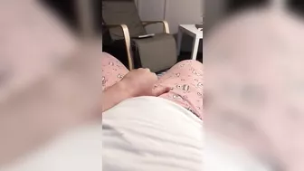 Aribic slut starts XXX show in the armchair as she puts a hand down there