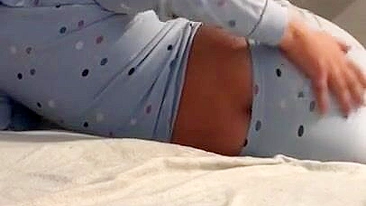 Lebanese woman takes pants down to expose XXX shaped butt in bed