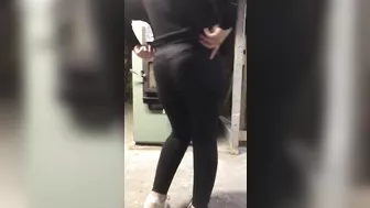 Amateur Arab girl shakes her big XXX booty while dancing on cam