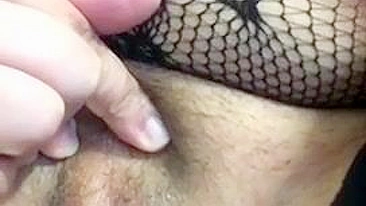 Hot close-up XXX view of Arabian mom's pussy for the amateur show