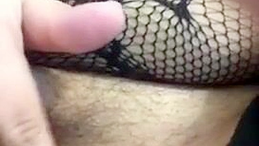 Hot close-up XXX view of Arabian mom's pussy for the amateur show