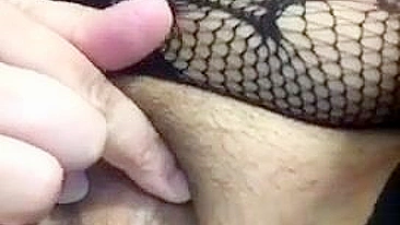 Hot close-up XXX view of Arabian mom's pussy for the amateur show