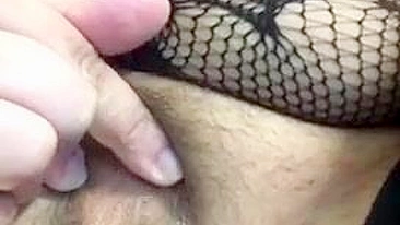 Hot close-up XXX view of Arabian mom's pussy for the amateur show