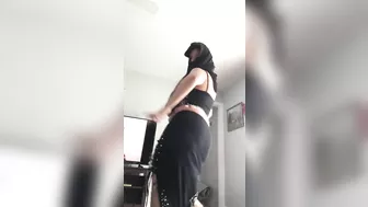 Curvy Egyptian mom shakes her butt and tits when dancing for XXX cam