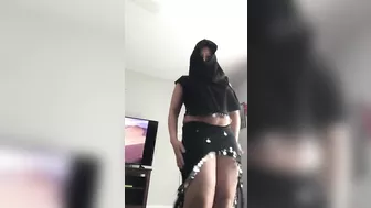 Curvy Egyptian mom shakes her butt and tits when dancing for XXX cam