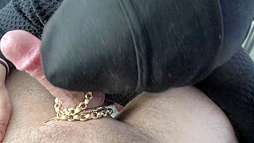 Rich Saudi dude pays Arab XXX whore with gold for blowing his dick