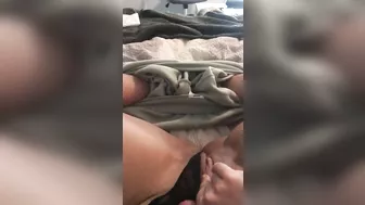 Arabian mom moans when playing with her XXX pussy in amateur clip