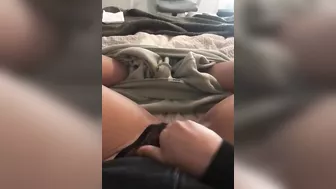 Arabian mom moans when playing with her XXX pussy in amateur clip