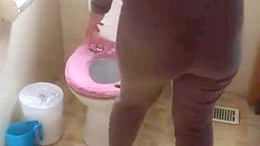 Moroccan mom comes to the toilet to demonstrate her big XXX tits