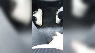 Slutty amateur chick masturbates in the car in amateur Aribic XXX clip