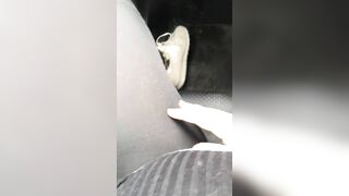 Slutty amateur chick masturbates in the car in amateur Aribic XXX clip