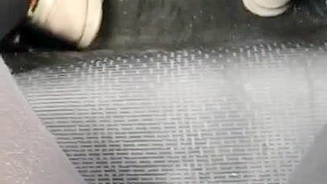 Slutty amateur chick masturbates in the car in amateur Aribic XXX clip