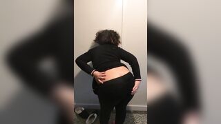 Curvy Iraqi XXX chick demonstrating her big booty for the camera