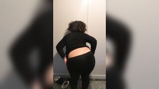 Curvy Iraqi XXX chick demonstrating her big booty for the camera