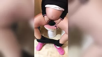 Turkish XXX video of pregnant mom peeing for fans in the toilet