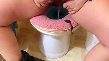 Turkish XXX video of pregnant mom peeing for fans in the toilet