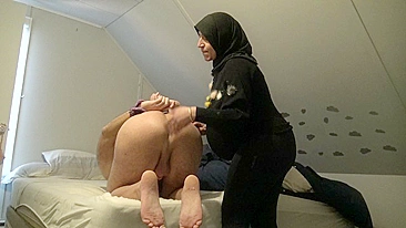 Dominating Arabic XXX wife spanks her tied-up husband on the bed