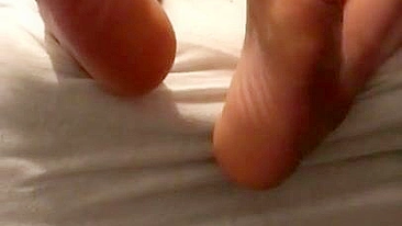 Pregnant Arabic chick teases her webcam XXX fans with her cute feet