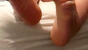 Pregnant Arabic chick teases her webcam XXX fans with her cute feet