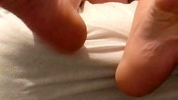 Pregnant Arabic chick teases her webcam XXX fans with her cute feet