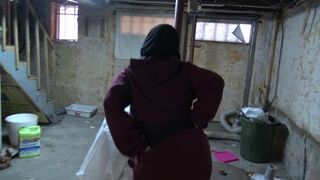 Saudi XXX mom shakes her big booty for the camera in the garage