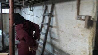 Saudi XXX mom shakes her big booty for the camera in the garage