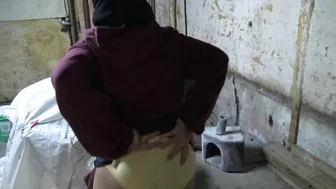 Saudi XXX mom shakes her big booty for the camera in the garage