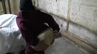 Saudi XXX mom shakes her big booty for the camera in the garage